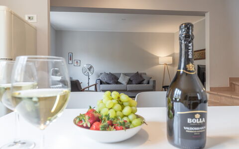 Casa Del Porto: Aliments, Vaisselle, Bouteille, Vaisselle, Comptoir, Ingrédient, Boisson Alcoolisée, Bar, Du Vin