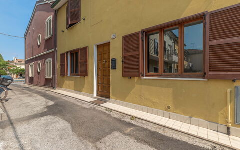 Casa Del Porto: Fenêtre, Bois, Surface De La Route, Bâtiment, Asphalte, Brique, Design Urbain, Ciel, Façade, Trottoir