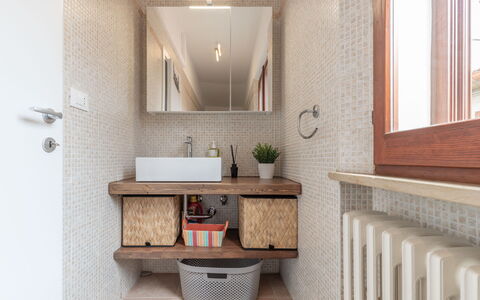 Casa Del Porto: Miroir, Luminaire Plomberie, Fenêtre, Robinet, Lavabo, Évier, Salle De Bains, Bois, Bâtiment, Design Intérieur