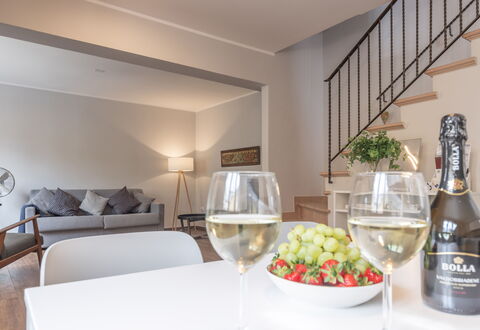 Casa Del Porto: Aliments, Propriété, Bouteille, Vaisselle, Table, Design Intérieur, Ingrédient, Confort, Comptoir