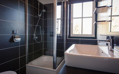 Turracher Höhe 121: Robinet, Luminaire Plomberie, Baignoire, Lumière, Salle De Bains, Fenêtre, Design Intérieur, Douche