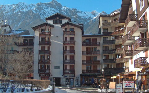 Chamonix 680: Ciel, Jour, Bâtiment, Propriété, Fenêtre, Neige, Design Urbain, Montagne, Zone Résidentielle, Quartier