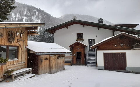 Elisabeth: Nuage, Ciel, Neige, Bâtiment, Fenêtre, Plante, Montagne, Maison, Bois, Arbre