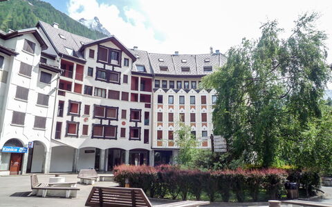 Gentiane: Nuage, Bâtiment, Ciel, Plante, Fenêtre, Extérieur Banc, Design Urbain, Condominium, Quartier, Loisir