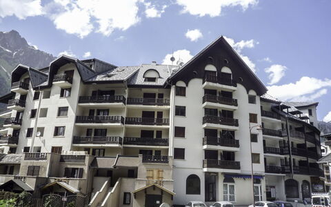 Gentiane: Nuage, Ciel, Bâtiment, Propriété, Fenêtre, Montagne, Design Urbain, Voiture, Condominium, Bloc Tour