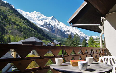 Gentiane: Montagnes Relief, Montagne, Propriété, Chaîne De Montagnes, Alpes, Pièce, Toit, Maison, Bâtiment, Immobilier