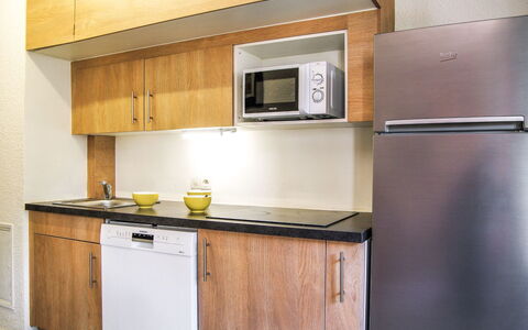 Gentiane: Comptoir, Cuisine, Cabinetry, Pièce, Meubles, Propriété, Jaune, Design Intérieur, Cuisinière, Maison