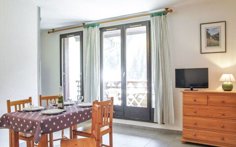 Gentiane: Meubles, Pièce, Propriété, Bâtiment, Design Intérieur, Sol, Maison, Table, Mur, Immobilier