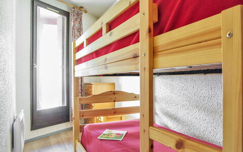 Gentiane: Lit, Pièce, Meubles, Propriété, Lit Superposé, Hôtel, Chambre, Design Intérieur, Maison, Bâtiment