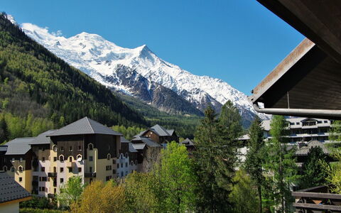 Gentiane: Montagnes Relief, Montagne, Chaîne De Montagnes, Village De Montagne, Ciel, Alpes, Région Sauvage, Propriété, Paysage Naturel, Station De Montagne