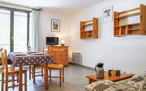 Gentiane: Meubles, Propriété, Table, Cadre, Bois, Design Intérieur, Sol, Sol, Cabinetry, Salon