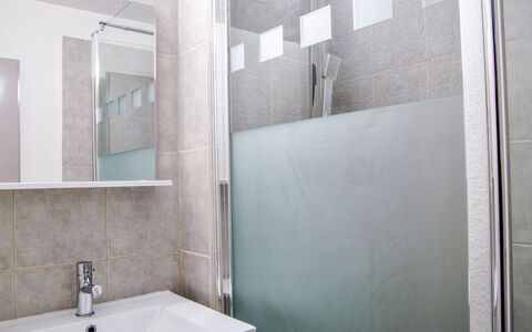 Gentiane: Salle De Bains, Tuile, Propriété, Pièce, Mur, Robinet, Design Intérieur, Architecture, Sol, Accessoire Salle De Bain