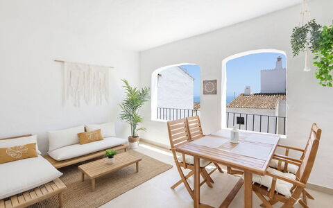 Puerto Banus Opq: Table, Meubles, Plante, Bâtiment, Plante D'Appartement, Fenêtre, Chaise, Bois, Canapé, Ombre
