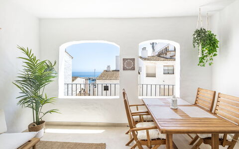 Puerto Banus Opq: Table, Plante, Meubles, Propriété, Bâtiment, Chaise, Vert, Rectangle, Bois, Design Intérieur