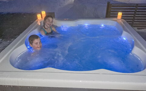 Lystikämän Elämys: Baignoire, Jacuzzi, Luminaire Plomberie, Amusement, Des Loisirs, Loisir, Piscine