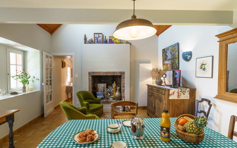 Entre Terre et Mer: Table, Cadre, Propriété, Meubles, Canapé, Design Intérieur, Bois, Chaise, Décoration, Sol