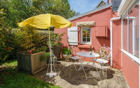 Entre Terre et Mer: Plante, Propriété, Fenêtre, Ciel, Bâtiment, Chaise, Table, Ombre, Mobilier De Jardin, Arbre