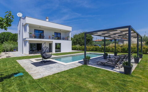 Villa Essea: Ciel, Plante, Bâtiment, Nuage, Fenêtre, Arbre, Maison, Lot Terre, Ombre, Herbe