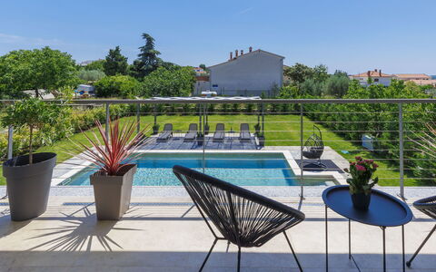 Villa Essea: L'Eau, Plante, Ciel, Propriété, Meubles, Chaise, Piscine, Pot De Fleur, Mobilier De Jardin, Arbre