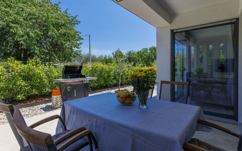 Villa Essea: Table, Plante, Meubles, Propriété, Jour, Ciel, Pot De Fleur, Chaise, Fleur, Plante D'Appartement