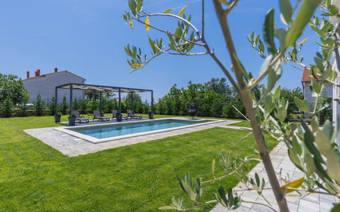 Villa Essea: Plante, Ciel, Piscine, Bâtiment, Ombre, Herbe, Loisir, Arbre, Condominium, Design Urbain
