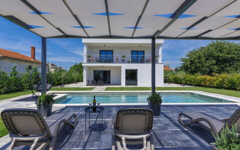 Villa Essea: Plante, Propriété, L'Eau, Piscine, Bâtiment, Ombre, Fenêtre, Design Intérieur, Mobilier De Jardin, Chaise