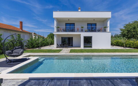 Villa Essea: Ciel, L'Eau, Nuage, Plante, Propriété, Jour, Bâtiment, Bleu Azur, Piscine, Rectangle
