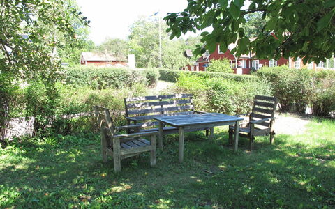 Stegeborg Sjöstugan: Plante, Table, Communauté Des Plantes, Arbre, Paysage Naturel, Ombre, Mobilier De Jardin, Tableau De Plein Air, Végétation, Lot Terre