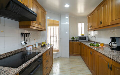 Perlamar 4: Comptoir, Cabinetry, Propriété, Evier, Évier, Bâtiment, Cuisinière, Cuisine, Bois, Appareil De Cuisine