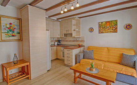 Damara V: Meubles, Table, Propriété, Cadre, Bois, Design Intérieur, Éclairage, Canapé, Sol, Sol