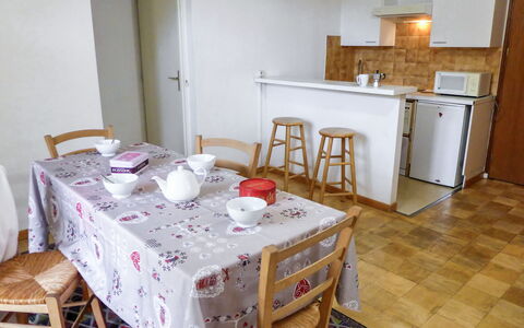 L'Univers: Meubles, Propriété, Cabinetry, Table, Comptoir, Nappe De Table, Design Intérieur, Chaise, Sol, Bois