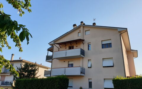 L'attico Di Castelfidardo: Ciel, Plante, Bâtiment, Fenêtre, Maison, Design Urbain, Zone Résidentielle, Façade, Arbre, Condominium