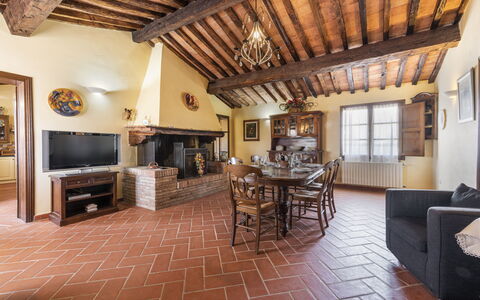 Villa Cevoli: Meubles, Cadre, Propriété, Table, Canapé, Bois, Fenêtre, Chaise, Salon, Design Intérieur