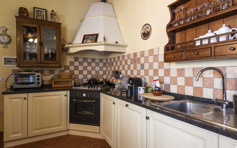 Villa Cevoli: Comptoir, Cabinetry, Propriété, Evier, Évier, Cuisinière, Appareil De Cuisine, Cuisine, Robinet, Bois