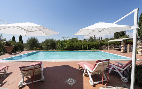 Villa Cevoli: L'Eau, Ciel, Bâtiment, Plante, Propriété, Piscine, Bleu Azur, Ombre, Mobilier De Jardin, Maison