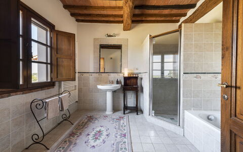 Villa Cevoli: Fenêtre, Bâtiment, Porte, Luminaire Plomberie, Bois, Salle De Bains, Design Intérieur, Sol, Sol