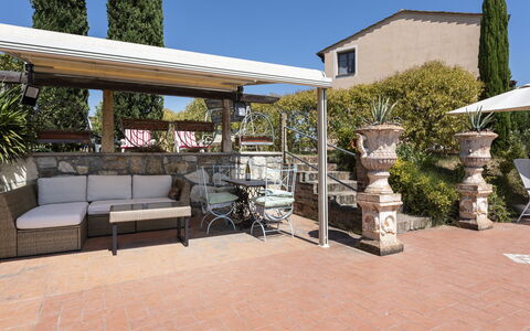 Villa Cevoli: Ciel, Propriété, Canapé, Plante, Bâtiment, Ombre, Mobilier De Jardin, Chalet, Maison, Immobilier