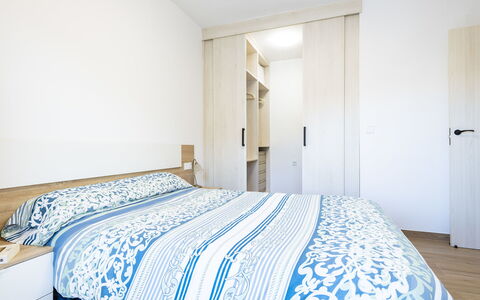 Orion: Meubles, Bâtiment, Propriété, Confort, Bleu Azur, Porte, Cadre De Lit, Textile, Maison