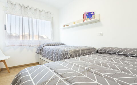 Orion: Meubles, Confort, Fenêtre, Bâtiment, Bois, Design Intérieur, Ombre, Cadre De Lit, Maison