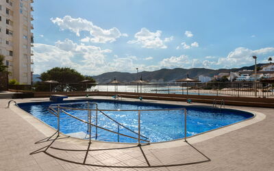 Cullera 60: L'Eau, Nuage, Ciel, Propriété, Bâtiment, Bleu Azur, Piscine, Design Urbain, Loisir, Arbre