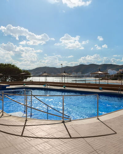 Cullera 60: L'Eau, Nuage, Ciel, Propriété, Bâtiment, Bleu Azur, Piscine, Design Urbain, Loisir, Arbre
