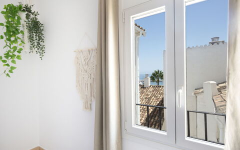 Puerto Banus Opq: Plante, Fenêtre, Bois, Architecture, Design Intérieur, Ombre, Sol, Plante D'Appartement, Bâtiment