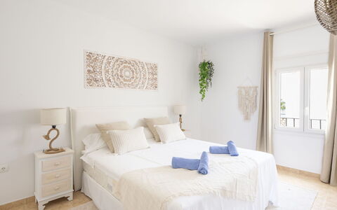 Puerto Banus Opq: Meubles, Bâtiment, Confort, Plante, Oreiller, Bois, Textile, Plante D'Appartement, Fenêtre, Sol
