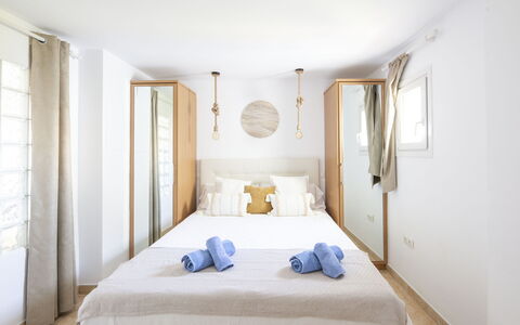 Puerto Banus Opq: Bâtiment, Propriété, Meubles, Bleu Azur, Cabinetry, Confort, Textile, Table, Bois, Lit