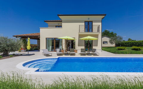 Gasparini: L'Eau, Plante, Ciel, Bâtiment, Propriété, Piscine, Bleu Azur, Fenêtre, Ombre, Porte
