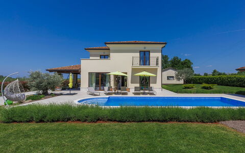 Gasparini: Ciel, Plante, Bâtiment, Bleu Azur, L'Eau, Maison, Herbe, Rectangle, Arbre, Ombre