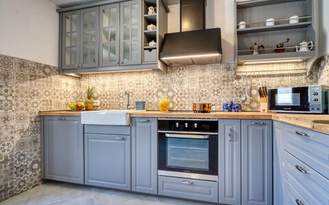 Rika: Comptoir, Cabinetry, Bâtiment, Propriété, Meubles, Cuisinière, Robinet, Cuisine, Tiroir, Bois