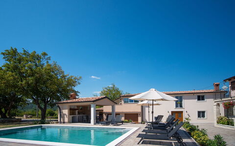 Rika: L'Eau, Plante, Ciel, Propriété, Piscine, Bâtiment, Ombre, Arbre, Fenêtre, Mobilier De Jardin