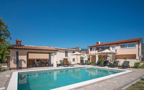 Rika: L'Eau, Ciel, Plante, Bâtiment, Propriété, Piscine, Bleu Azur, Fenêtre, Chaise, Rectangle