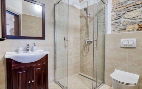 Rika: Miroir, Marron, Luminaire Plomberie, Robinet, Armoire De Toilette, Propriété, Évier, Salle De Bains, Cabinetry